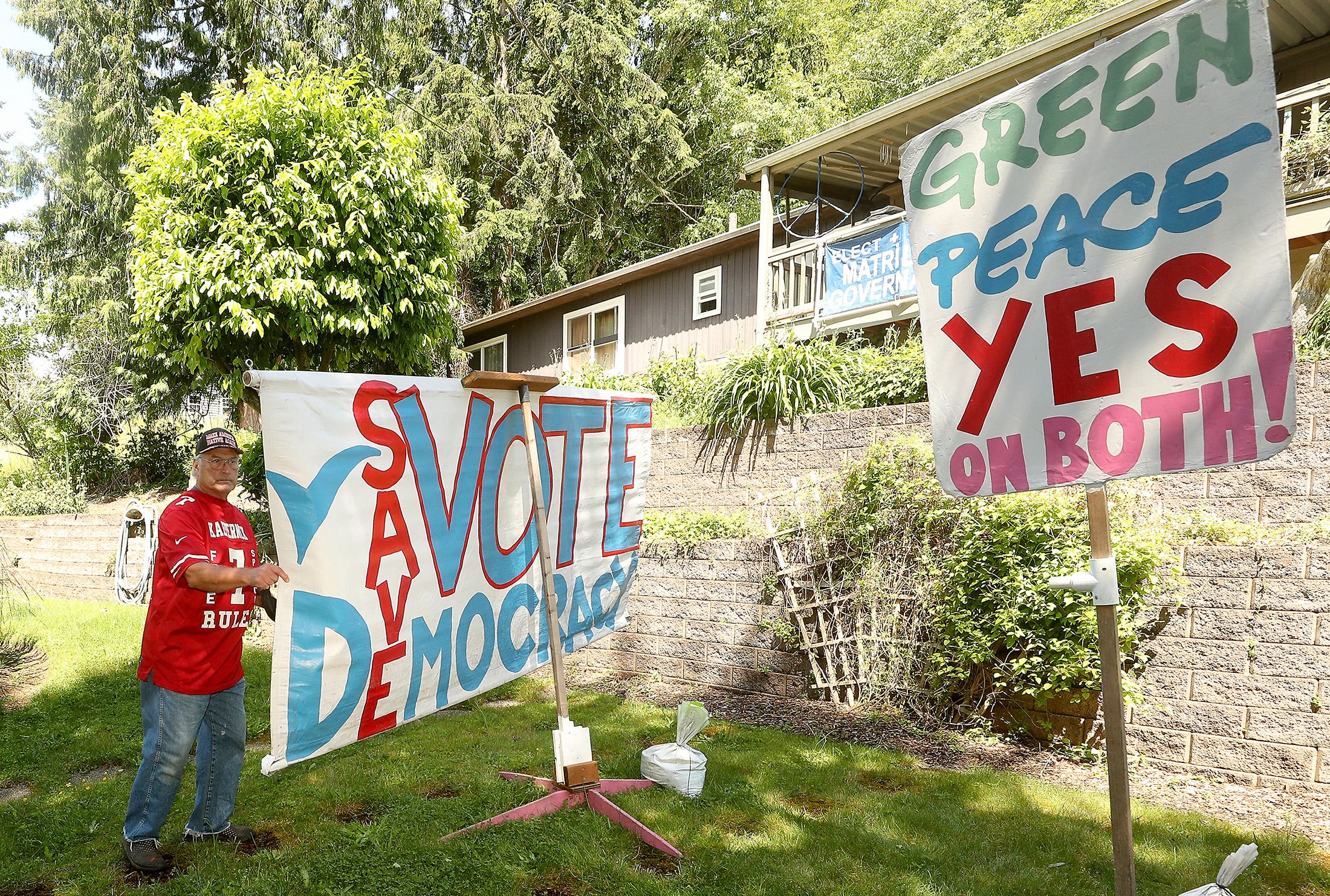 FILE — Robin Hordon with one of his homemade political signs. Kitsap County sheriff’s deputies and criminal prosecutors agreed to take free speech training as part of a settlement with Hordon, jailed on the Fourth of July 2019 for refusing to remove signs he was holding in a public park.